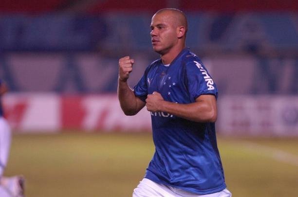 Atacante Roni (Flamengo: 2007 / Cruzeiro: 2007-2008): 21 jogos por Flamengo (3 gols) e 27 gols por Cruzeiro (13 gols)