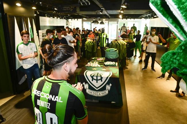 Reforço do Coelho, Benítez foi apresentado após sessão de fotos e autógrafos