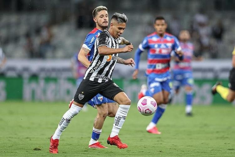 O Galo teve uma noite mágica contra o Fortaleza no duelo de ida da semifinal, no Mineirão. O Atlético impôs seu ritmo avassalador do início ao fim e goleou por 4 a 0. O lateral-esquerdo Guilherme Arana, o zagueiro Réver, o atacante Hulk e o meia Zaracho foram os autores dos gols atleticanos.