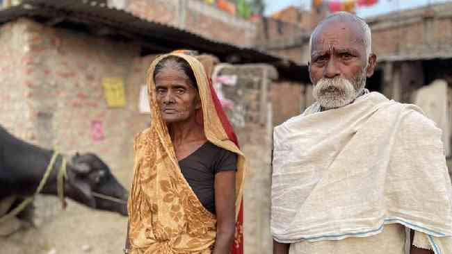 Os pais de Umesh, Laxman e Sumitra, venderam parte do rebanho para conseguir um emprego para o filho no Catar