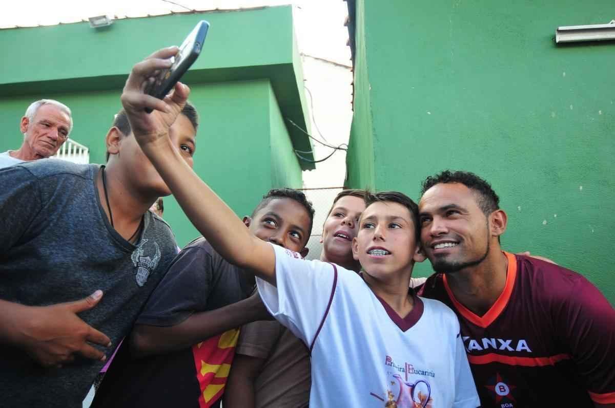 Torcedores do Boa Esporte foram na tarde desta tera-feira ao Estdio Municipal Rubro Negro para tirar selfies com o goleiro Bruno. Jogador realizou teste fsicos no local