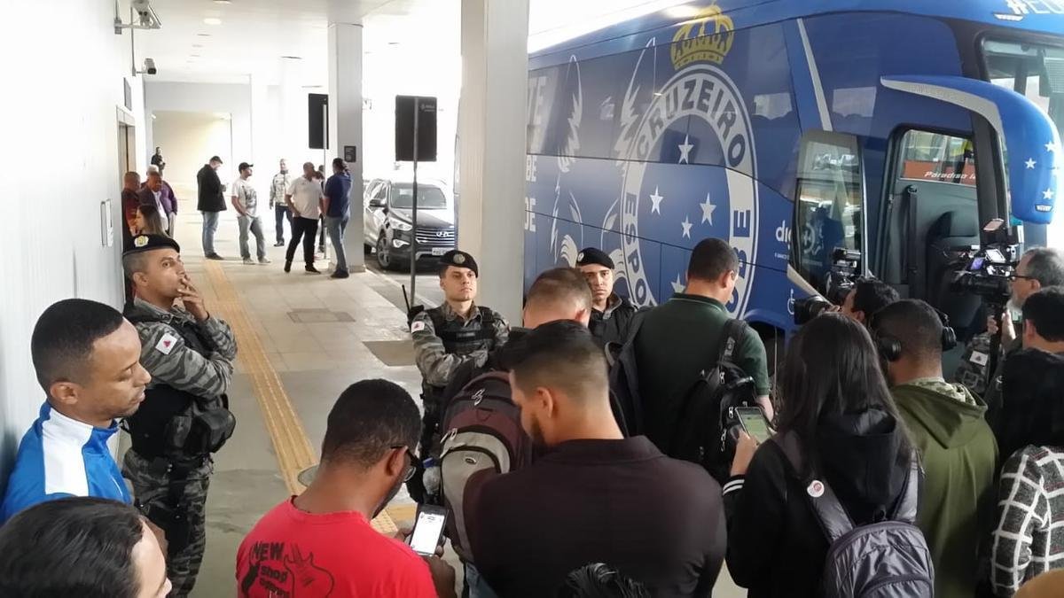 No desembarque do Cruzeiro em Confins, aps o jogo contra o Cear, tcnico Rogrio Ceni foi ovacionado por torcedores presentes no aeroporto. J o meia Thiago Neves, apontado como piv do atrito com o tcnico, foi criticado. Assim como treinador, goleiro Fbio foi ovacionado pelos cruzeirenses na chegada.