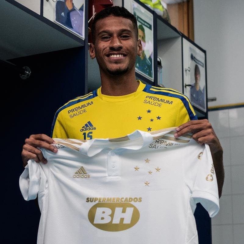 Cruzeiro lanou camisa branca, com detalhes em dourado, nesta quinta-feira (6 de maio)