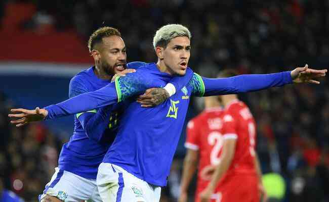 Neymar (esq) e Pedro (dir) durante partida entre Brasil e Tunsia