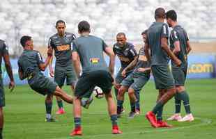 Levir Culpi comanda treino no Mineiro antes da estreia no Grupo E da Libertadores