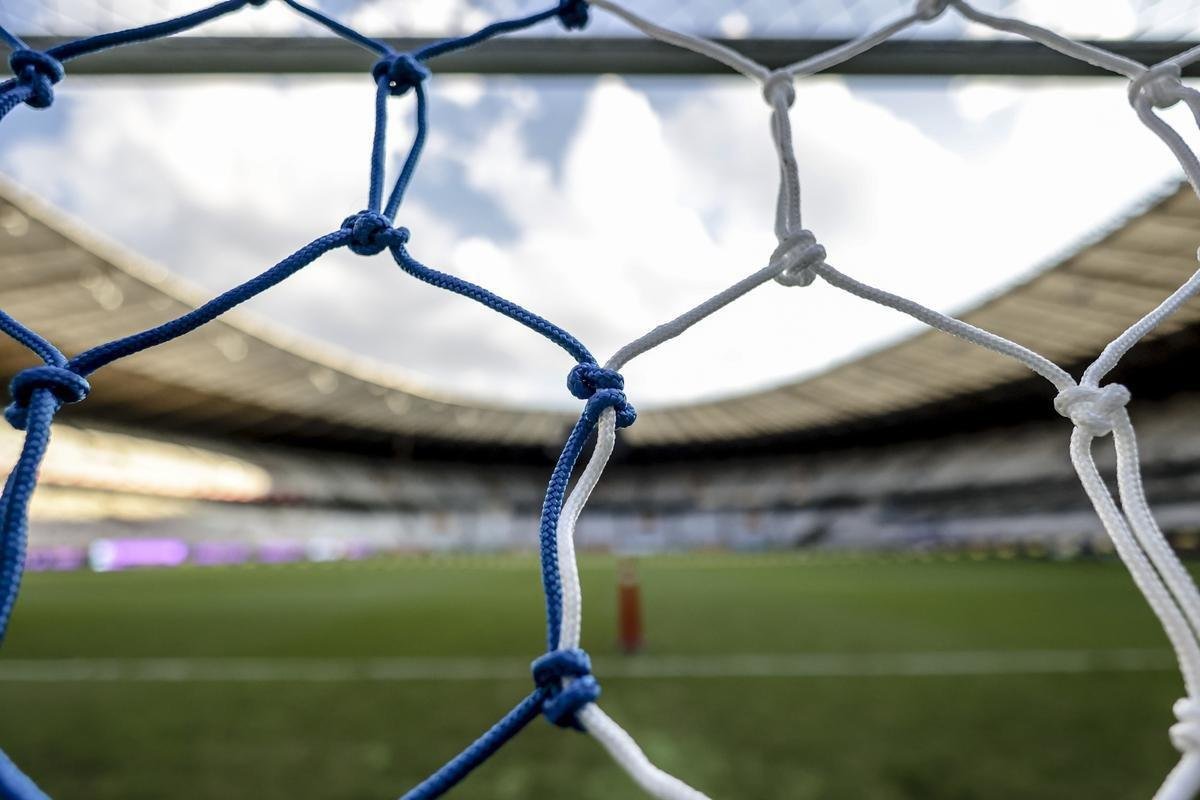 Em preliminar de Cruzeiro x Ituano pela Srie B, o time feminino da Raposa, conhecido como Cabulosas, goleou o Araguari por 8 a 0 pela terceira rodada do Campeonato Mineiro Feminino. Equipe cruzeirense estreou o uniforme rosa, confeccionado pela Adidas em homenagem  campanha Outubro Rosa, de conscientizao contra o cncer de mama