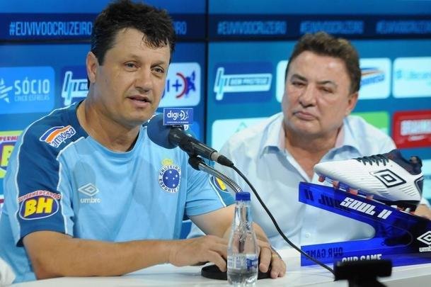 Fotos da apresentao de Adilson Batista como novo tcnico do Cruzeiro. Tcnico teve reunio com jogadores na Toca da Raposa II, falou com a imprensa e depois comandou seu primeiro treino