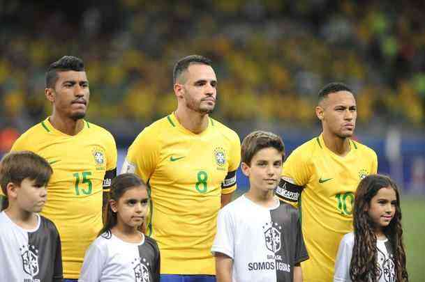 Messi e Neymar se cumprimentam antes do incio da partida no Mineiro