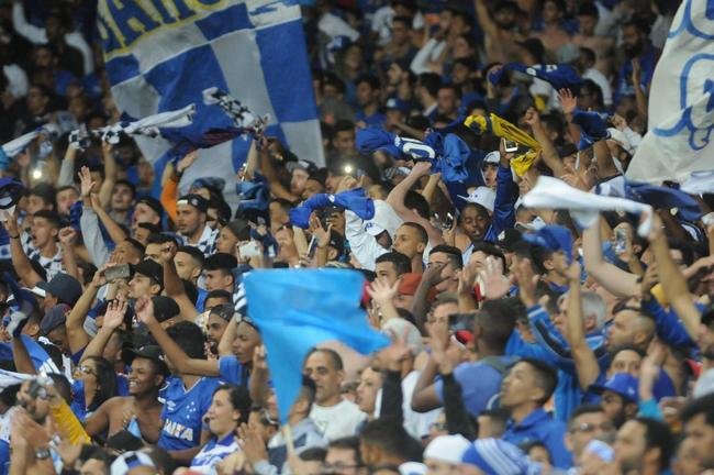 No segundo tempo, Cruzeiro perdeu pnalti com Sass, mas chegou  virada em nova cobrana, dessa vez bem executada por Thiago Neves: 2 a 1