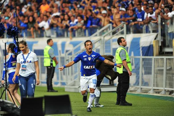 Rafinha entrou na etapa final, 'voou em campo' e marcou os dois gols que fecharam a vitria