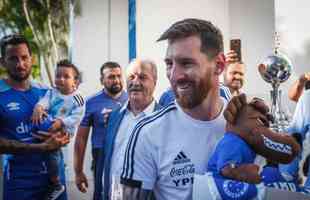 Messi foi recepcionado por Lucas Romero e Ariel Cabral, e ganhou kit do clube para a famlia