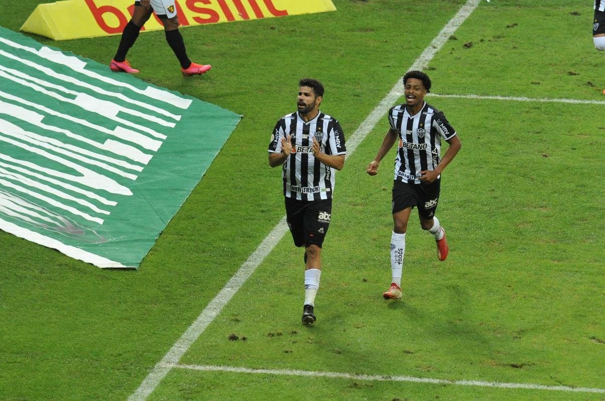 Fotos do gol de Diego Costa, de cabea, sobre o Sport. Foi primeiro gol do Atltico na vitria por 3 a 0 pela 21 rodada do Brasileiro