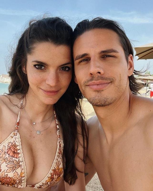 Goleiro  casado com Alina, jovem advogada alem