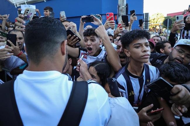 No fim da tarde desta sexta-feira (4/3), delega��o do Atl�tico desembarcou em Governador Valadares, onde enfrentar� o Democrata pelo Campeonato Mineiro.