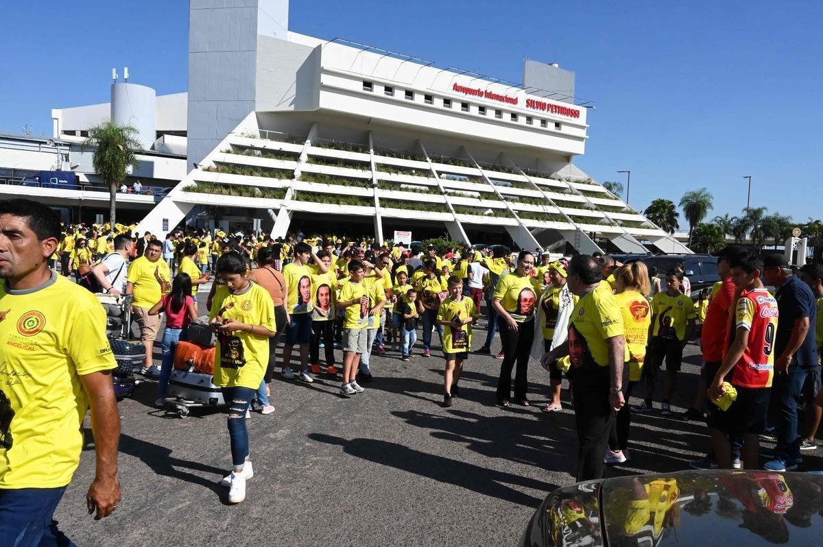 Astro est no pas para lanamento de livro e para participar de evento beneficente. Polcia Nacional Paraguaia mantm jogador sob custdia por supostamente uso de passaporte falso