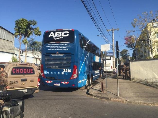 A delegao do Boca Juniors foi liberada da Central de Flagrantes 4  (CEFLAN 4) da Polcia Civil, no bairro Alpio de Melo, regio Noroeste de Belo Horizonte, por volta das 12h desta quarta-feira. Jogadores e membros da comisso tcnica da equipe argentina ficaram na delegacia por cerca de 12 horas para esclarecimentos sobre a confuso no Mineiro aps a eliminao diante do Atltico, nos pnaltis, pelas oitavas de final da Copa Libertadores da Amrica.