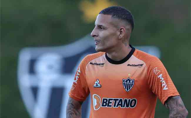 Guilherme Arana volta ao time após três jogos de ausência