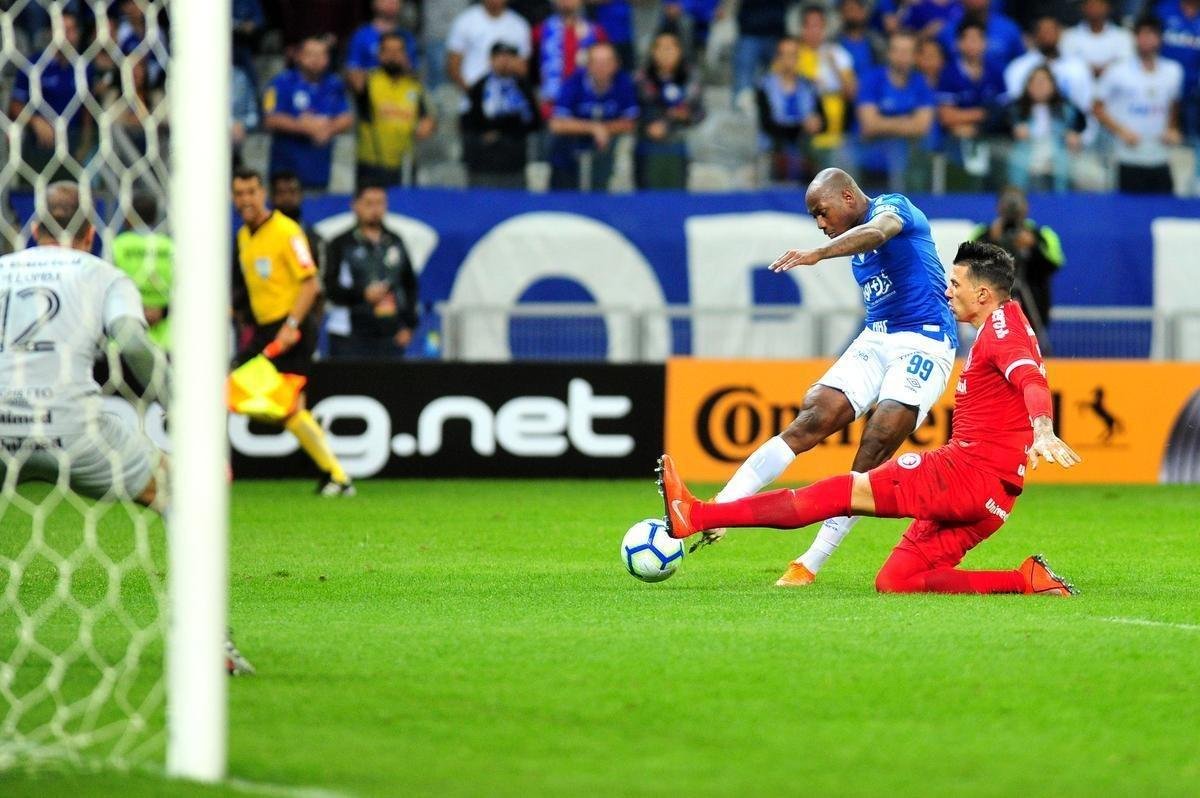 No segundo tempo, Fbio salvou Cruzeiro em dois lances, aos 25 e aos 26. Mas, aos 30, Edenlson marcou o gol do Internacional, em rebote de falta cobrada por Paolo Guerrero. 