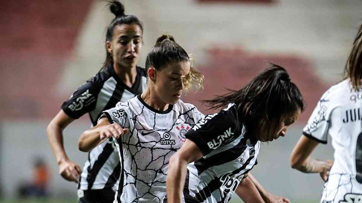 Com Supercopa, Globo aposta no futebol feminino e fecha