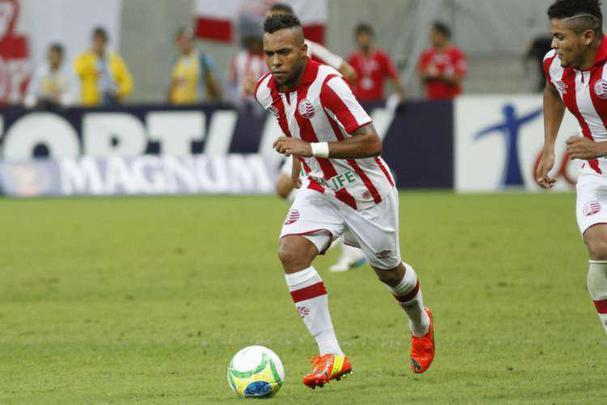 O volante Paulinho, de 30 anos, estava no elenco do São Bento, rebaixado para Série C do Brasileiro. O atleta tem passagem pelo rival Náutico, onde atuou em 2014, marcando três gols em 26 partidas. Após o anúncio de Bileu e Júlio Romão (sub-23), ele é o terceiro na função do elenco coral.