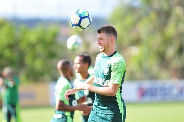 Técnico acompanhou treinamento regenerativo do elenco nesta segunda-feira