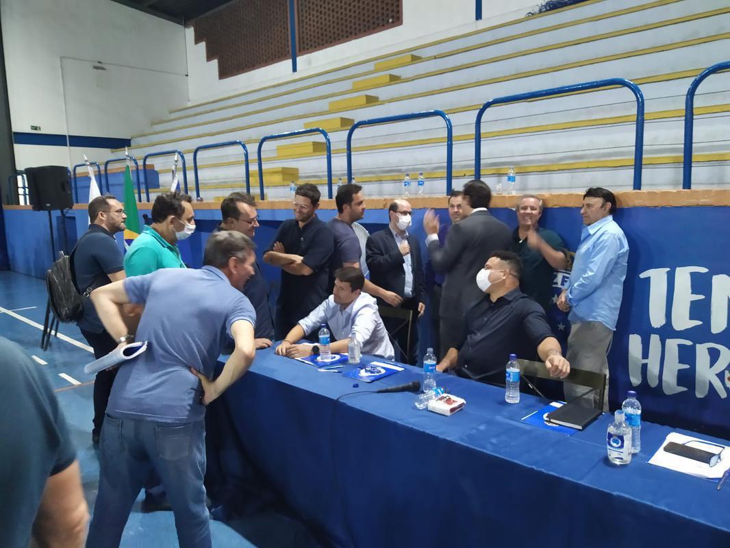Ronaldo compareceu à votação da venda da SAF do Cruzeiro no Barro Preto e foi muito assediado por conselheiros do clube