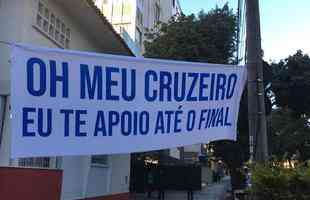 Torcedores do Cruzeiro afixaram faixas em diversos pontos da capital, com mensagens de apoio ao time. A manifestao foi realizada no dia da primeira partida contra o Atltico, pelas quartas de final da Copa do Brasil