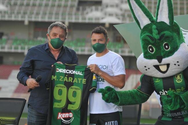 Mauro Zrate, atacante argentino de 34 anos, foi apresentado oficialmente pelo Amrica na tarde desta sexta-feira (3), no Estdio Independncia, em Belo Horizonte. Experiente, o atleta tem passagens por clubes como Fiorentina, Lazio e Inter de Milo, da Itlia, e tambm por Vlez Sarsfield e Boca Juniors, da Argentina.