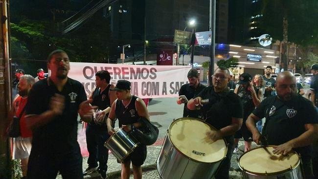 Torcedores do Atltico protestaram em frente  sede do clube nesta segunda-feira (21/11)