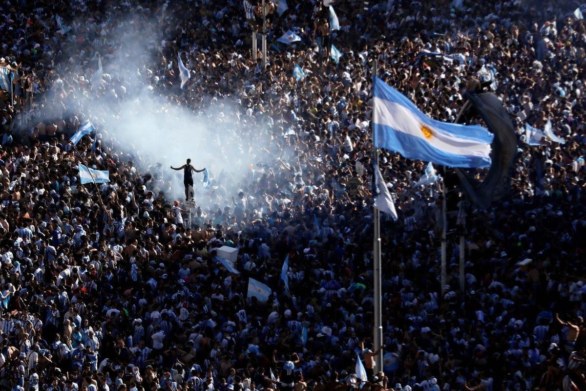 Multido festeja, no Centro de Buenos Aires, o tri mundial da Argentina conquistado na Copa do Catar