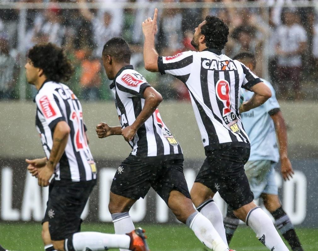 DEZEMBRO: no dia 23 de dezembro, pela manh, o Atltico anunciou a resciso amigvel com Fred. Poucas horas depois, o atacante foi anunciado como reforo do Cruzeiro. Na resciso, o jogador assinou uma clusula que, em caso de ida para a equipe celeste, pagaria R$ 10 milhes ao Galo. O Cruzeiro j assumiu a dvida de Fred, mas aguarda posicionamento do departamento jurdico para saber se ter mesmo que pagar o valor ao Alvinegro.