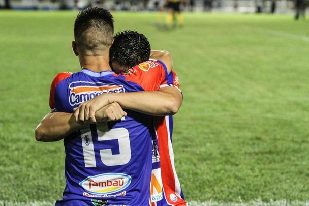 Teve 'silêncio', galo na rua e carreata e muita festa na cidade de Afogados após o apito final