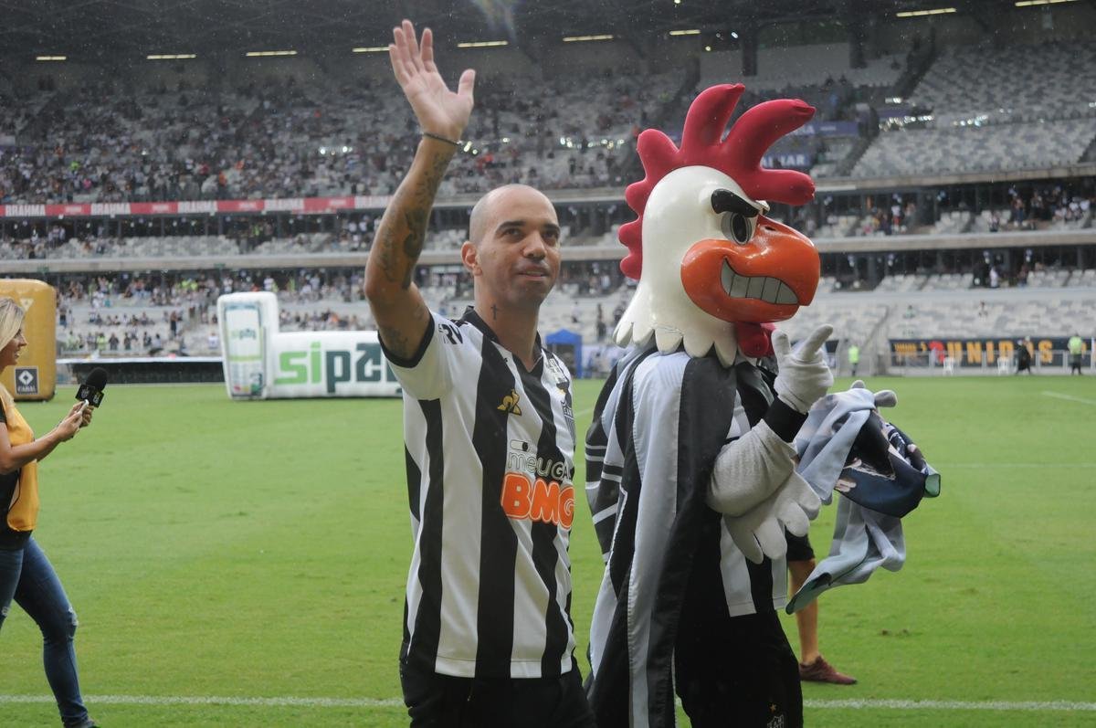 Diego Tardelli foi ao gramado no intervalo e saudou a torcida com o Galo Doido 