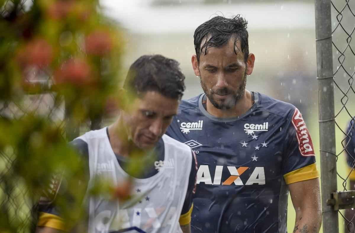 Elenco do Cruzeiro precisou deixar o campo da Toca da Raposa II aps tempestade em BH