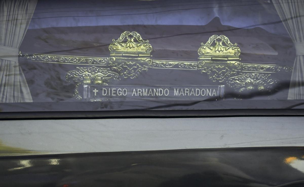Sepultamento de Diego Armando Maradona no Cemitrio Jardn Bella Vista, na Provncia de Buenos Aires. Cerimnia recebeu apenas amigos muito prximos e familiares