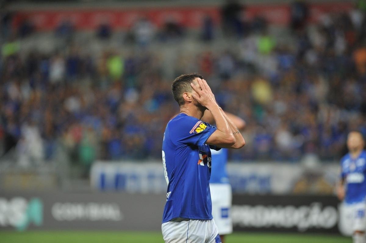 Cruzeiro derrotou Fluminense por 2 a 1, com gols de Raniel e Ayrton Lucas (contra); Henrique, tambm contra, descontou para os cariocas