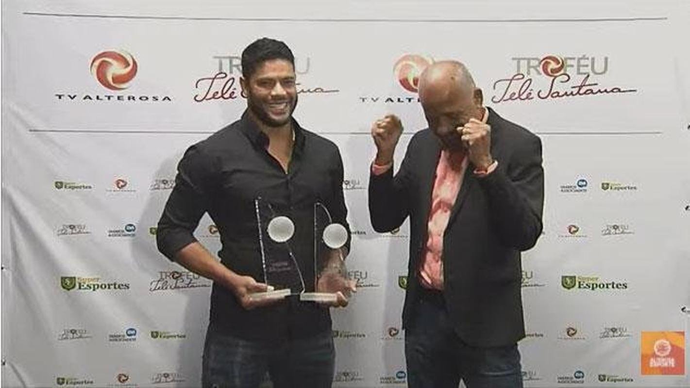 Hulk recebeu os dois trofus das mos de Dad Maravilha