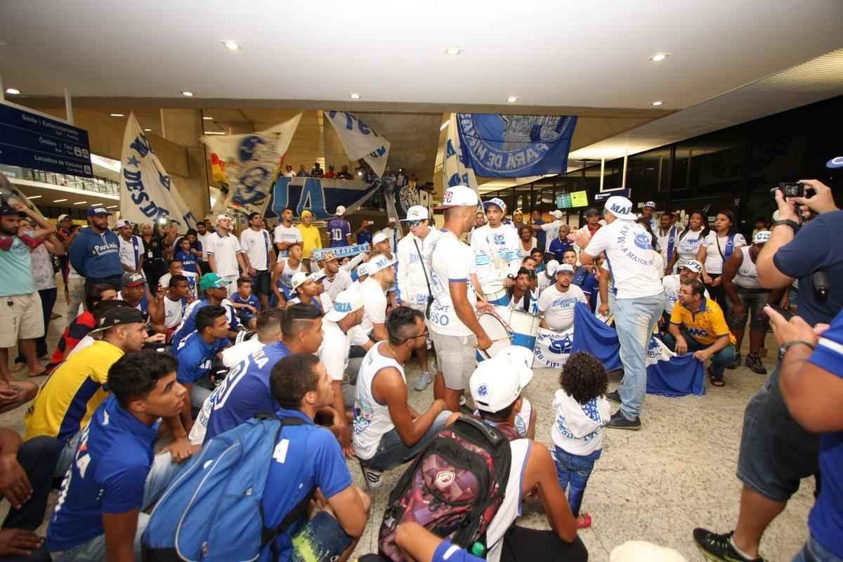 Thiago Neves desembarcou na manh desta segunda-feira no Aeroporto de Confins