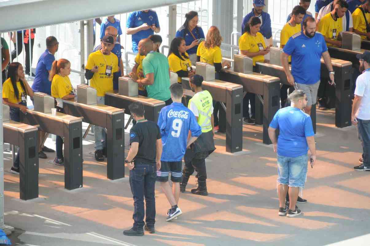 Chegada da torcida do Cruzeiro ao Mineirão para o jogo contra a Ponte Preta pela 13ª rodada da Série B do Campeonato Brasileiro. Estádio voltou a receber grande público