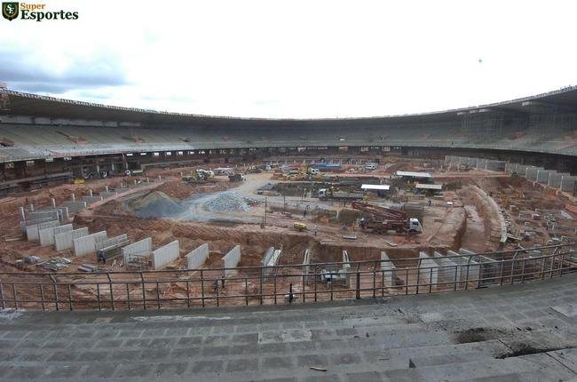 06/12/2011 - Na parte interna, j esto montadas as estruturas para receber as cadeiras mais prximas ao gramado. Nvel do campo j foi rebaixado. Mineiro comea a ganhar caractersticas de arena da Copa.