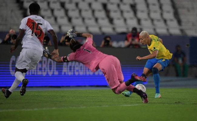 Brasil e Peru se enfrentaram no Estdio Nilton Santos, pelas semfinais da Copa Amrica 