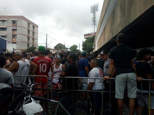 Torcedores formam longas filas no Arruda para comprar ingressos para o clássico contra o Náutico nos Aflitos