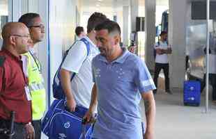 Jogadores do Cruzeiro embarcaram no Aeroporto de Confins, na tarde desta tera-feira, para duelo decisivo contra o Corinthians, em So Paulo, pela final da Copa do Brasil