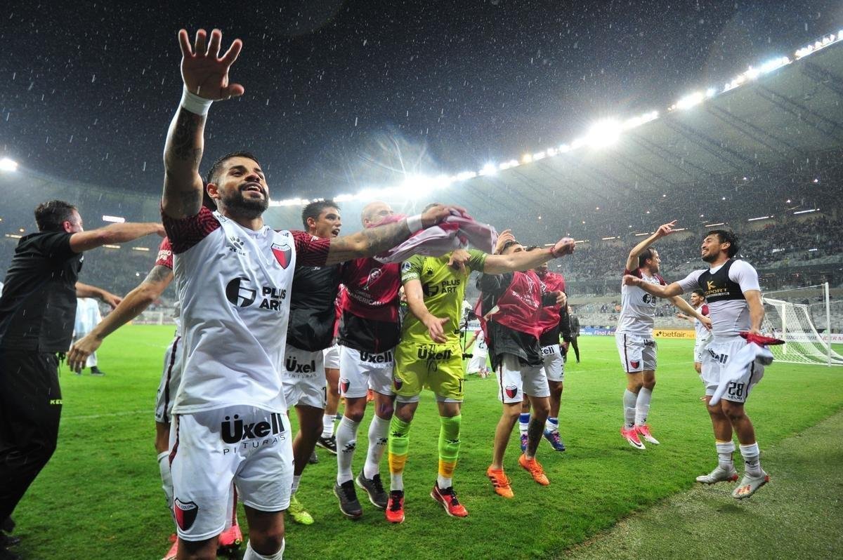 Atltico perdeu por 4 a 3 para o Coln nos pnaltis e foi eliminado da Copa Sul-Americana. Goleiro argentino Burin defendeu penalidades de Rver e Cazares