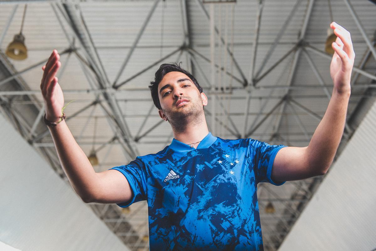 Fotos da nova camisa 3 do Cruzeiro, produzida pela Adidas