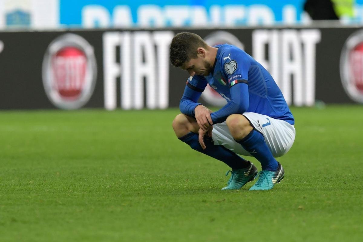 Imagens da decepo italiana com a eliminao diante da Sucia na repescagem: Azzurra fora da Copa