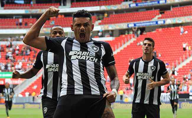 Torcedor do Botafogo que viajou 1200km de moto para ver jogo degusta  experiência e aposta em melhora do clube: Vamos virar, ro