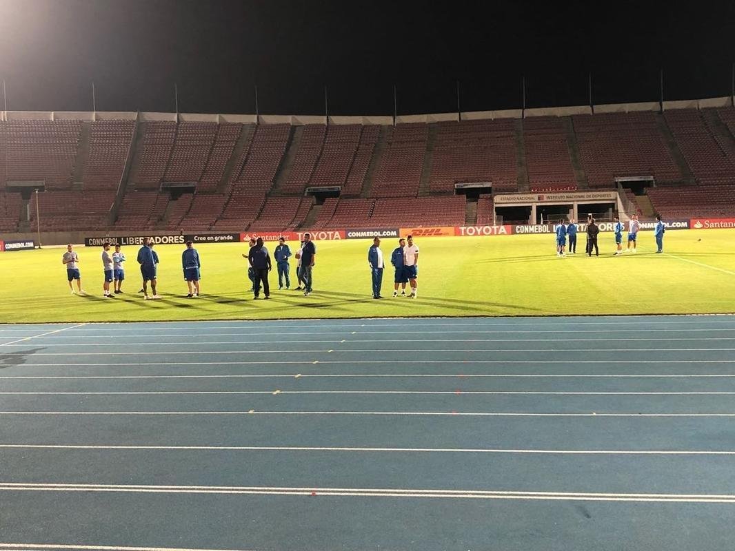 Na vspera de jogo contra a Universidad de Chile, pela Copa Libertadores, elenco do Cruzeiro fez reconhecimento de gramado do Estdio Nacional, em Santiago (Lauro Lopes/TV Alterosa)