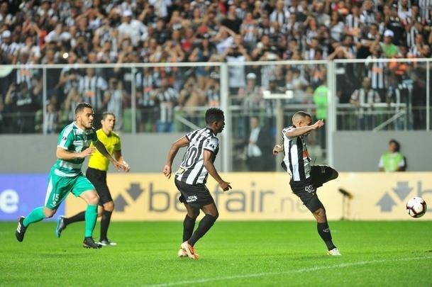 Cazares perde pnalti, Otero marca, mas rbitro invalida gol por invaso da grande rea