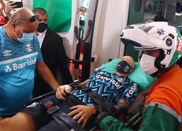Volante paraguaio foi atingido em ataque ao ônibus da delegação tricolor, perto do Beira-Rio, e clássico foi adiado
